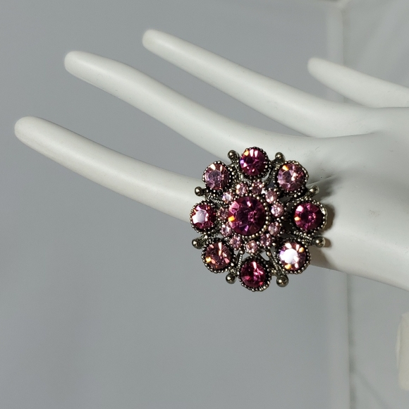 Fuschia rhinestone cocktail ring - Picture 3 of 4